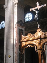 ba i krucifix nad zpovědnicí působí přívětivě