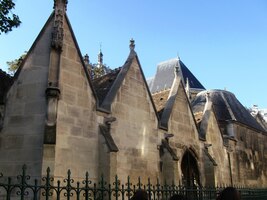 Zadní zdi hrobek v okolí kostela