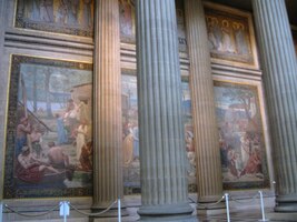 Za desítkami mohutných korintských sloupů