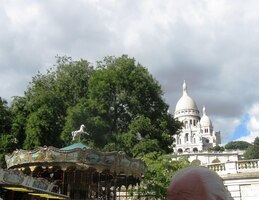 a kolotoč z parku St.Pierre nám hrál staré pařížské šlágry