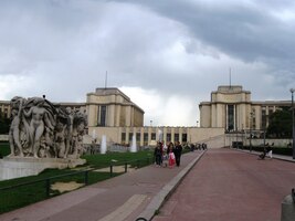 Tak nashledanou, Trocadero a Chaillot. Čelem vzad!