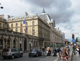 Nad námi se ale už rozpíná obrovská budova