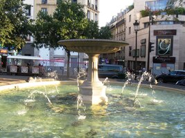 a paprsky zapadajícího slunce se chladí v místní fontáně