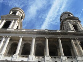 a bělostnými věžemi pod modrou oblohou