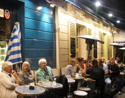 Turisté popíjejí pivo