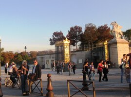 a tak se jdou raději projít do okolních zahrad