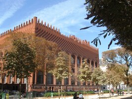 na okraji parku Jardin Marco Polo u budovy Université Paris