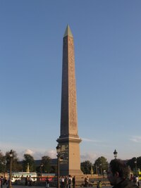 a v jeho středu ční do výše obelisk