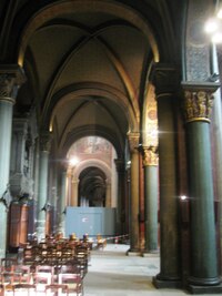 s románským interiérem