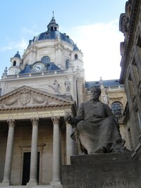 Setkání s L.Pasteurem na nádvoří Sorbonny