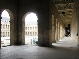 a zde se vchází na hlavní nádvoří,