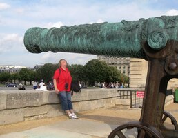 Kanóny stojí i venku