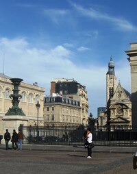 Ze vstupního schodiště je vidět kostel St.Ettiéne du Mont