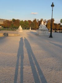 a stíny se proklatě dlouží