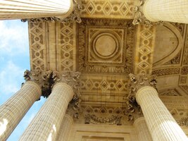 a zde klenba nad ním