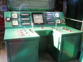 Do nedávna řídila výtahy tato strojovna -