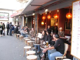 Na náměstí Blanche se ale už rozsvěcejí první světla