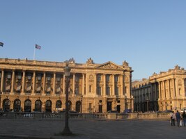 obklopeném monstrózními stavbami paláců