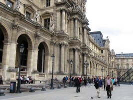 až na obrovské nádvoří