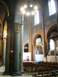 a sloupovím s korintskými hlavicemi -