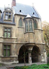 Palác Hótel de Cluny je stavěn ve "flámském" stylu