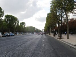 Chystá se přejít Champs Elasées?