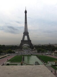 a Eiffelovka je od sochy maršála Foche sotva vidět