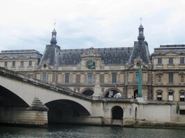 a pak už kolem Palais du Louvre