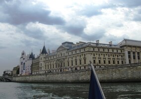 až k proslulým palácům - Conciergerie (kdysi vězení),