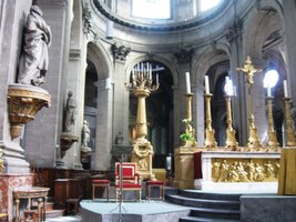 kněžiště včetně oltáře,