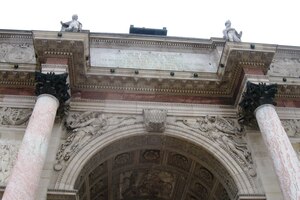 a dále pod jeho obloukem