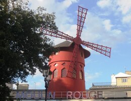 ke slavnímu kabaretu Moulin Rouge na náměstí Place Blanche