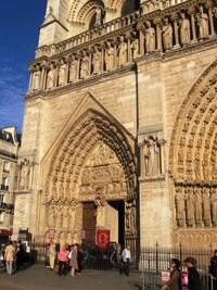 fantastické portály s figurální výzdobou