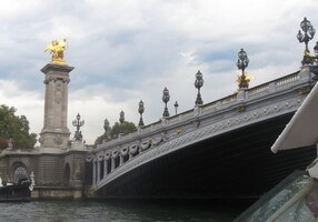 Plujeme právě pod Alexandrovým mostem