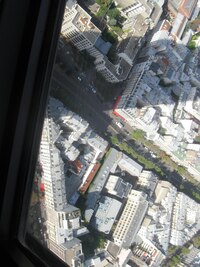 A co je to tam pod námi za nicotné krabičky?