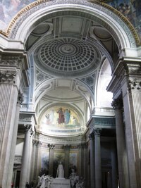 a mohutnými oblouky vnitřní klenby