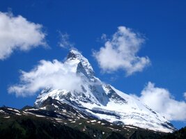 pár mráčku si ale drží jako závoj kolem hlavy