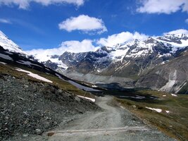 velkým obloukem pod úbočím hor