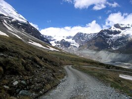 jenže cesta jej vtipně obchází