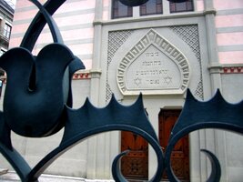 s tajemnými nápisy v jidiš