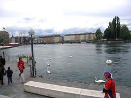 Všudypřítomní fanoušci v národních dresech na nábřeží,