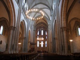 V interiéru svítí lustry jako aureoly