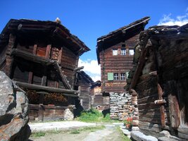 žijí tam lidé a jsou tam i hospůdky