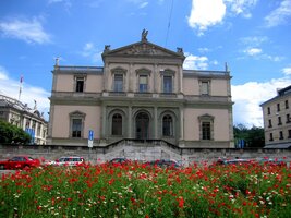 a budovou konzervatoře