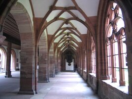 Ukryli jsme se sem před deštěm