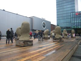 protože venku, ve veletržním a kulturním areálu, vytrvale pršelo