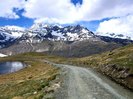 Kolem něj vede cesta do údolí,