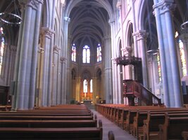 To je interiér basiliky Notre Dame