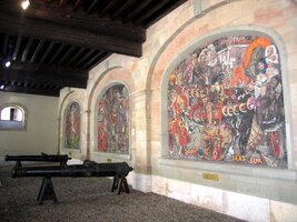 loubí s kanóny a nástěnnými malbami