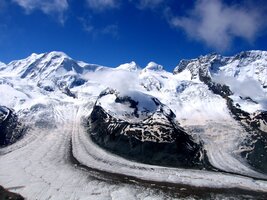 ledovec Gornegratgletscher se vine jako had,